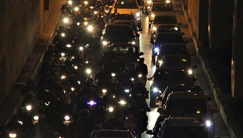 Đường phố Hà Nội ùn tắc kinh hoàng bất kể giờ giấc